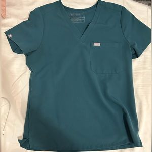 FIGS women’s Catarina one pocket scrub top, size small